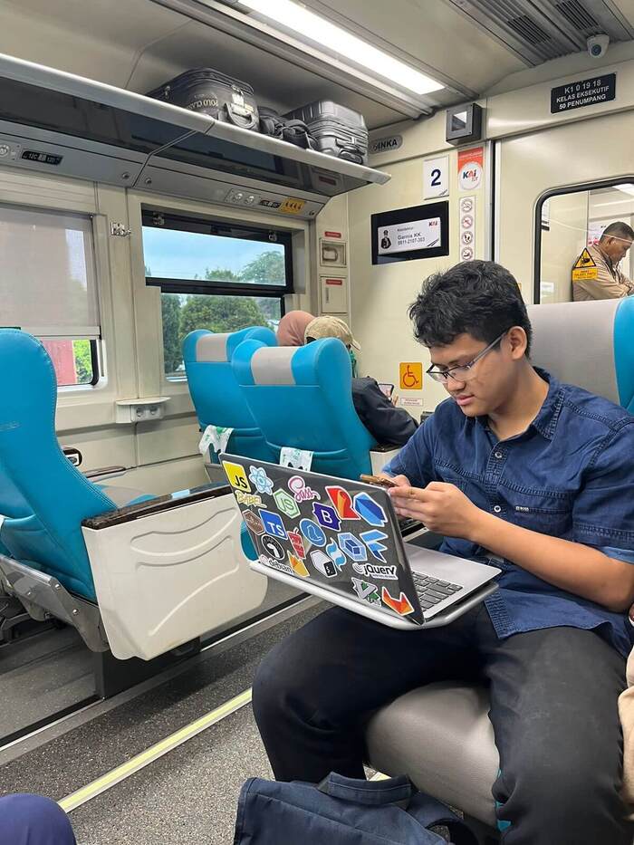 enable laptop on the train trip